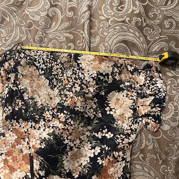 Beautiful Umgee Navy floral top. Large NWOT - Picture 8 of 12